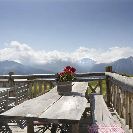 Hamilton & ホテル